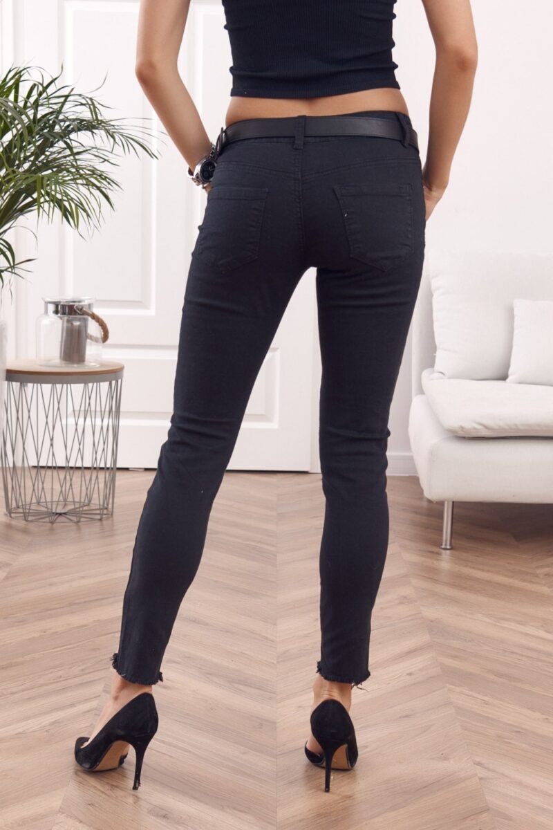 Vypasované dámske džínsy s dierami | Čierne